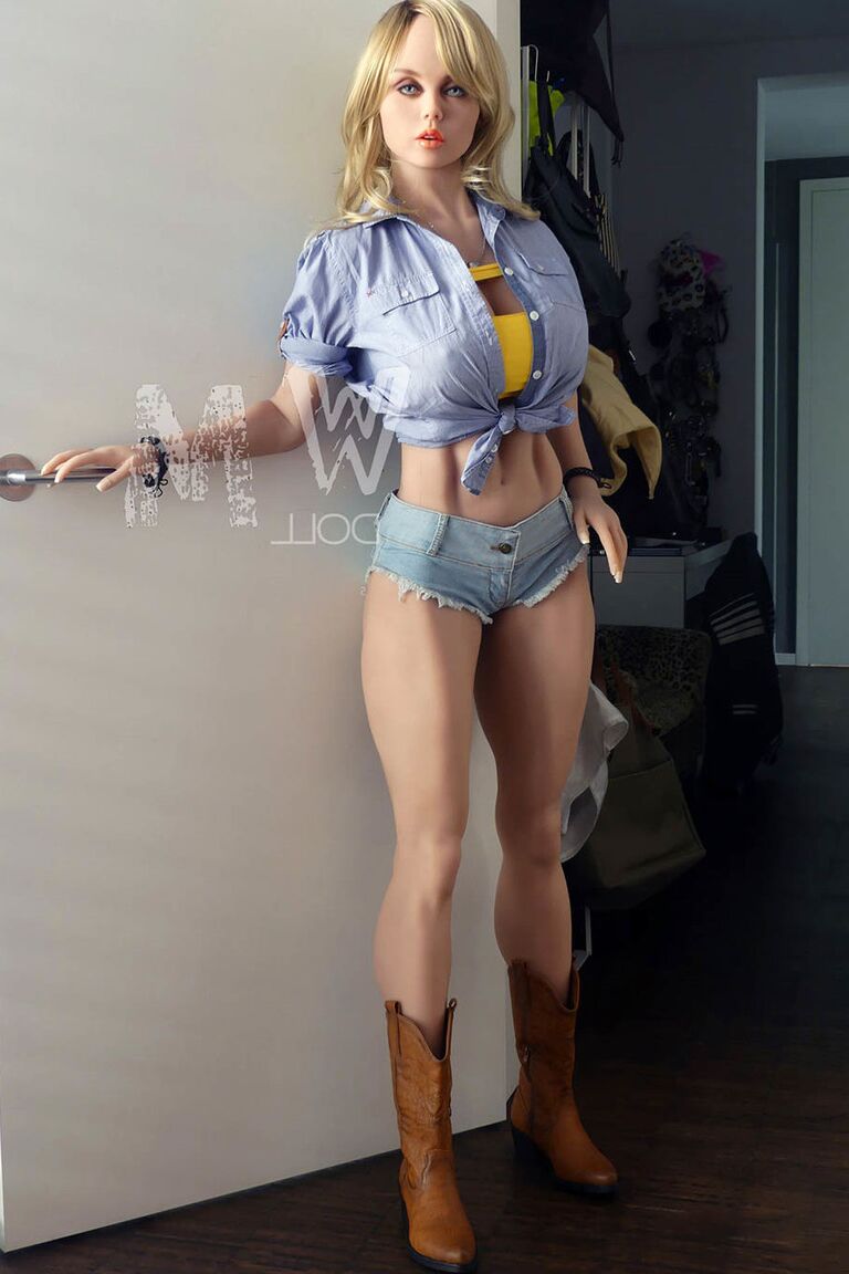 19P A atraente boneca sexual loira Eva mostra suas curvas sensuais em uma roupa jeans gostosa