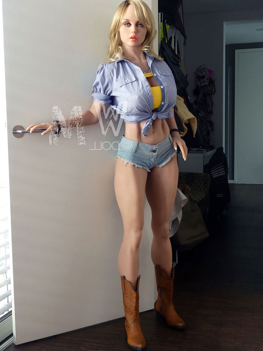 19P A atraente boneca sexual loira Eva mostra suas curvas sensuais em uma roupa jeans gostosa