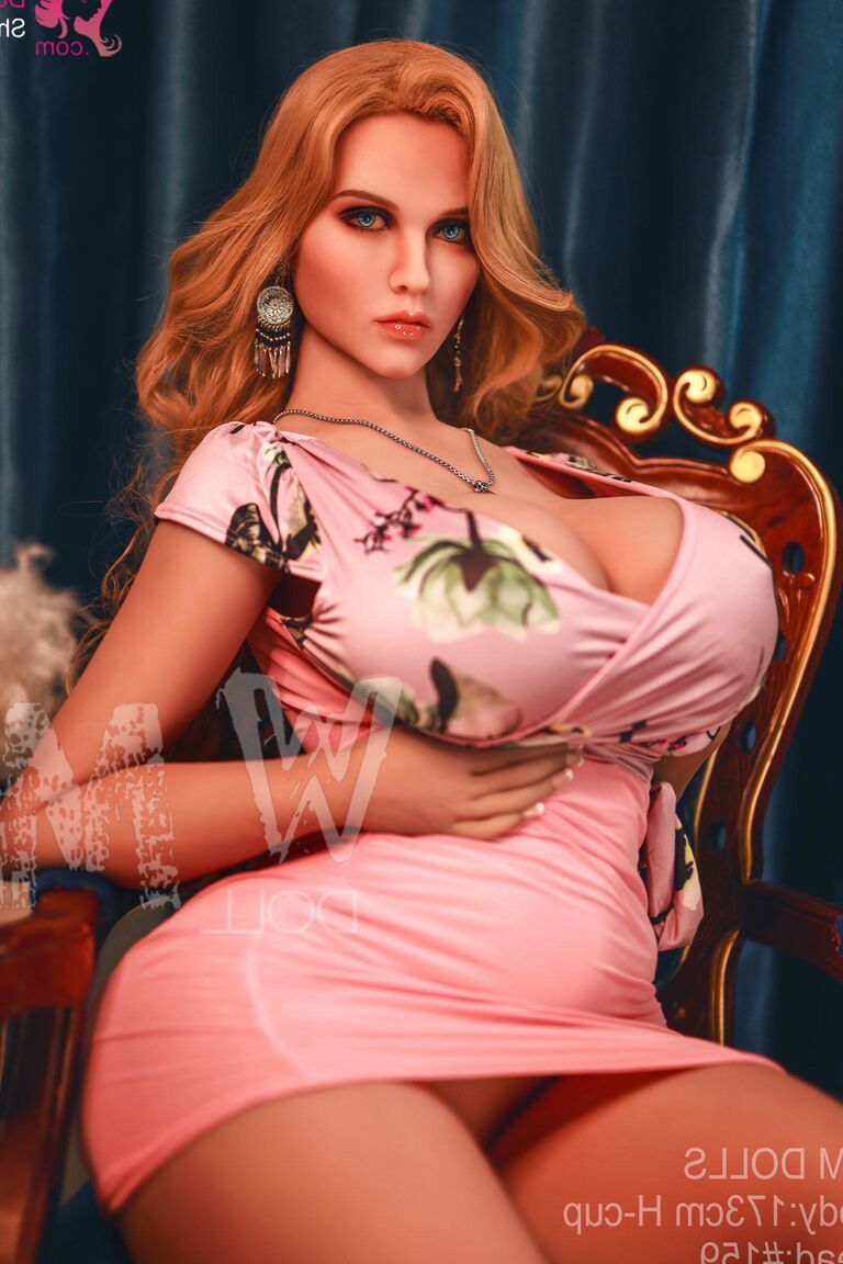 21P Boneca sexual grossa Opal exibindo suas curvas sensacionais em um vestido justo