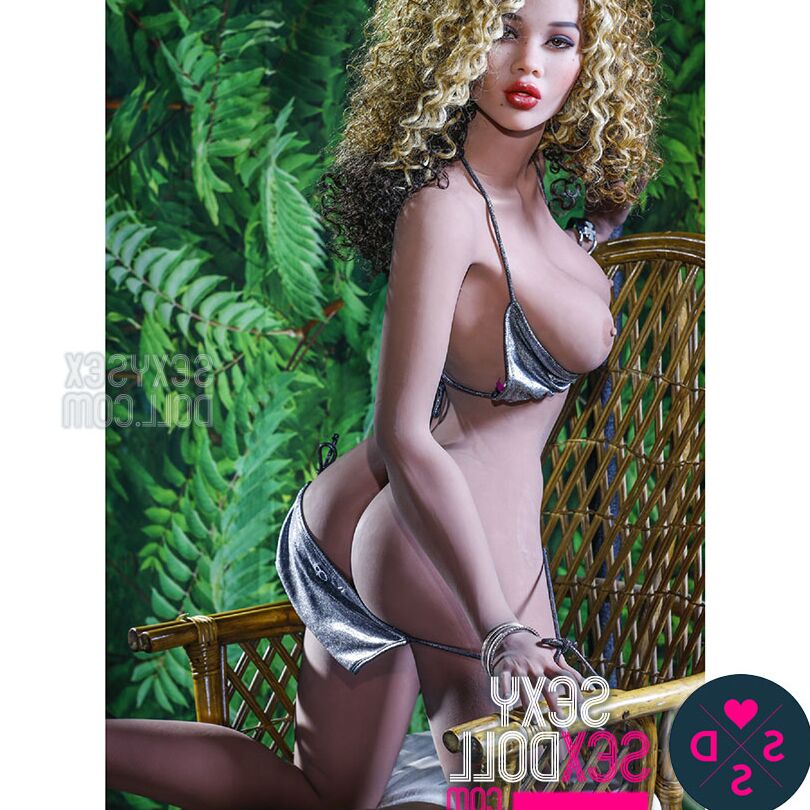 21P Boneca sexual curvilínea de cabelos cacheados exibe sua bunda grande