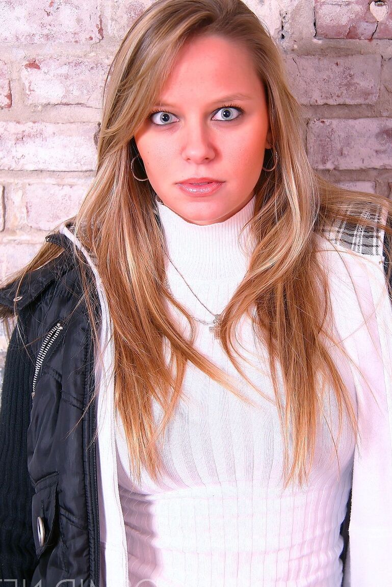 16P Intensive Amateurin Cassie starrt hart, während sie ihre riesigen großen Brüste zur Schau stellt