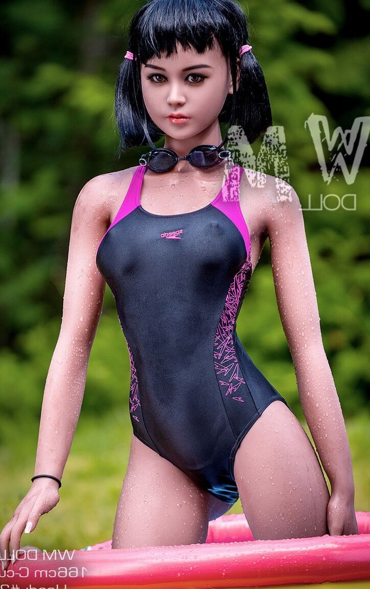 20P Clarice, poupée sexuelle aux cheveux corbeau, pose en maillot de bain et seins nus en extérieur