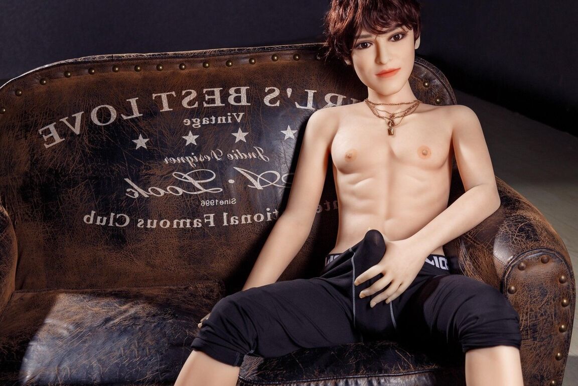 21P Boneco sexual masculino gostoso Christopher fica nu e revela seu pau duro como pedra
