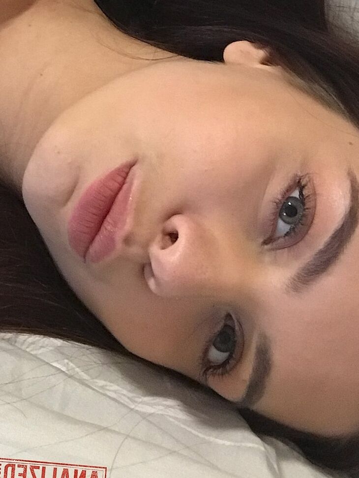 21P A adolescente morena Emily Mayers mostra sua bunda linda