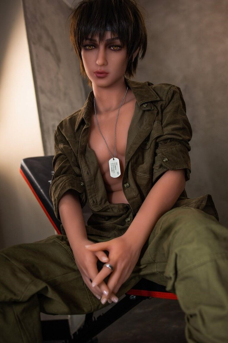 19P Boneca sexual militar David perde o uniforme e acaricia sua ereção