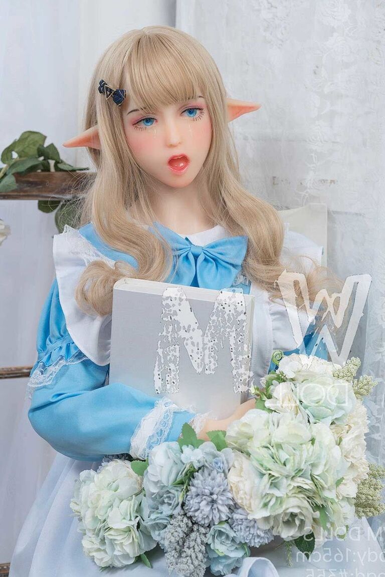 21P Hathorne, poupée sexuelle elfe mignonne, posant dans une jolie robe, des bas et des talons
