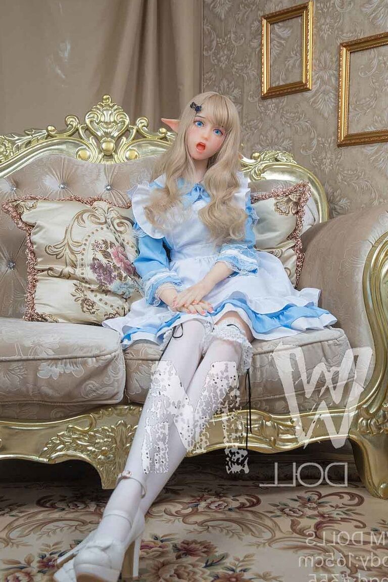 21P Hathorne, poupée sexuelle elfe mignonne, posant dans une jolie robe, des bas et des talons