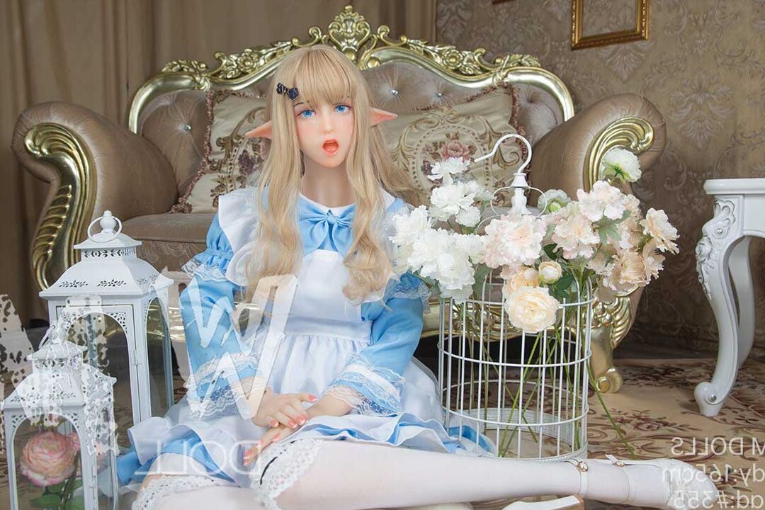 21P Hathorne, poupée sexuelle elfe mignonne, posant dans une jolie robe, des bas et des talons