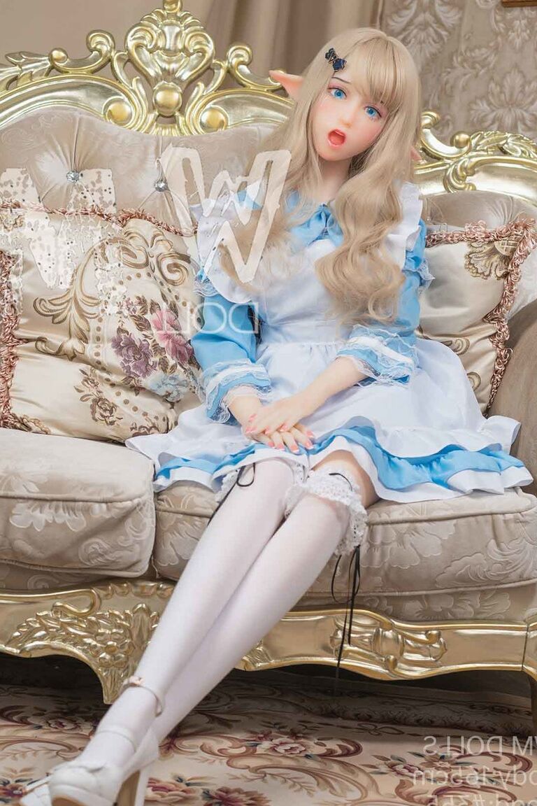 21P Hathorne, poupée sexuelle elfe mignonne, posant dans une jolie robe, des bas et des talons
