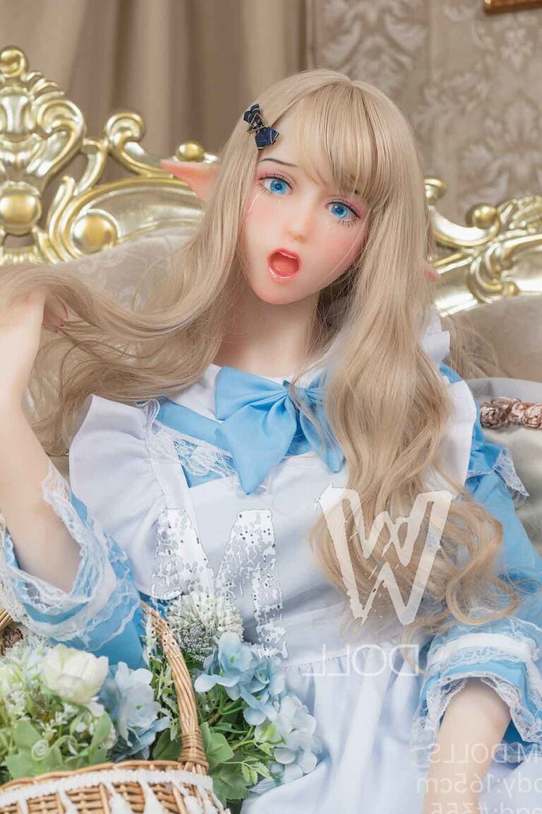 21P Hathorne, poupée sexuelle elfe mignonne, posant dans une jolie robe, des bas et des talons