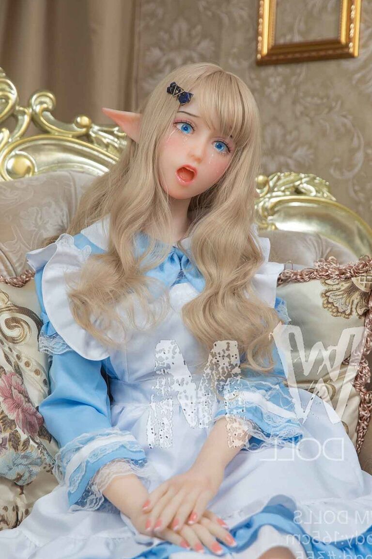 21P Hathorne, poupée sexuelle elfe mignonne, posant dans une jolie robe, des bas et des talons