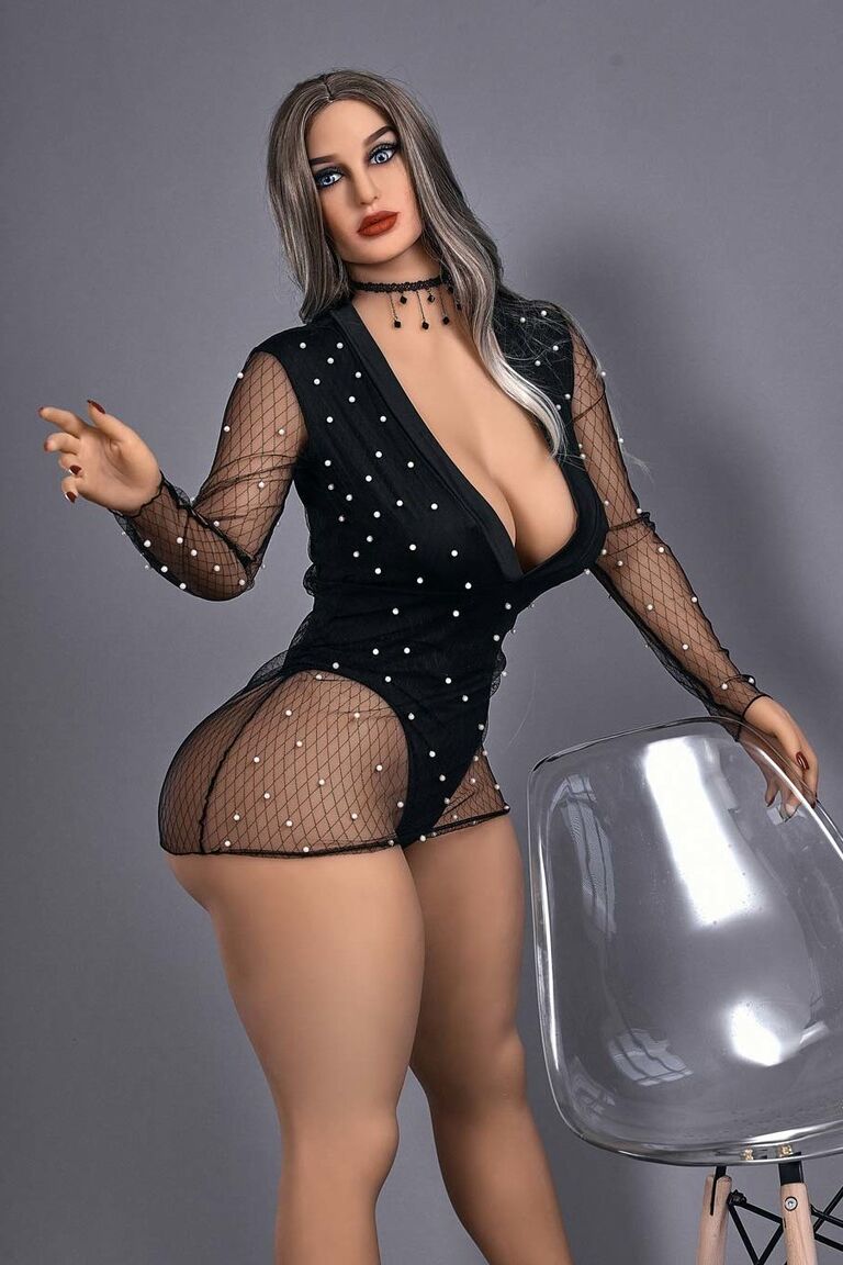 21P La muñeca sexual gruesa Marcia mostrando sus grandes tetas y su culo monstruoso en una silla