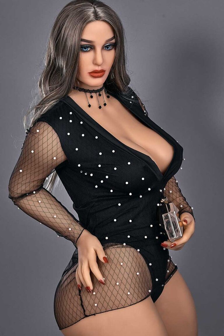 21P La muñeca sexual gruesa Marcia mostrando sus grandes tetas y su culo monstruoso en una silla
