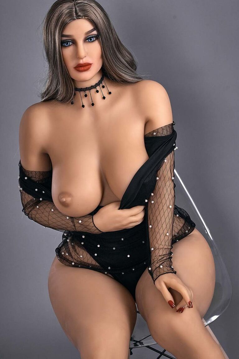 21P La muñeca sexual gruesa Marcia mostrando sus grandes tetas y su culo monstruoso en una silla