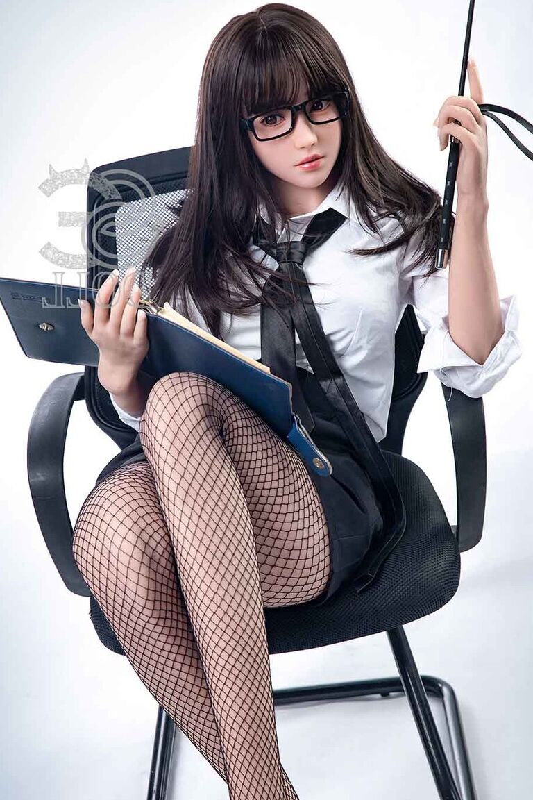 21P Boneca sexual geek Yasu tira a roupa no trabalho e mostra seus seios e buceta sem pelos