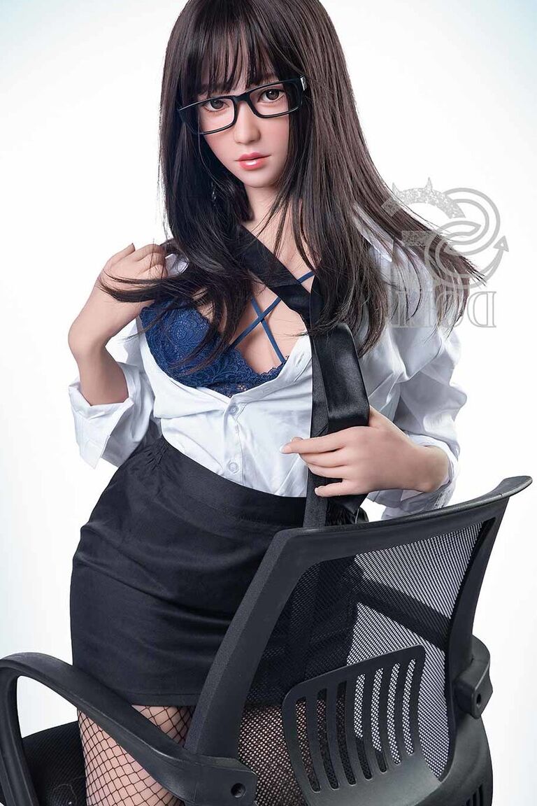 21P Boneca sexual geek Yasu tira a roupa no trabalho e mostra seus seios e buceta sem pelos