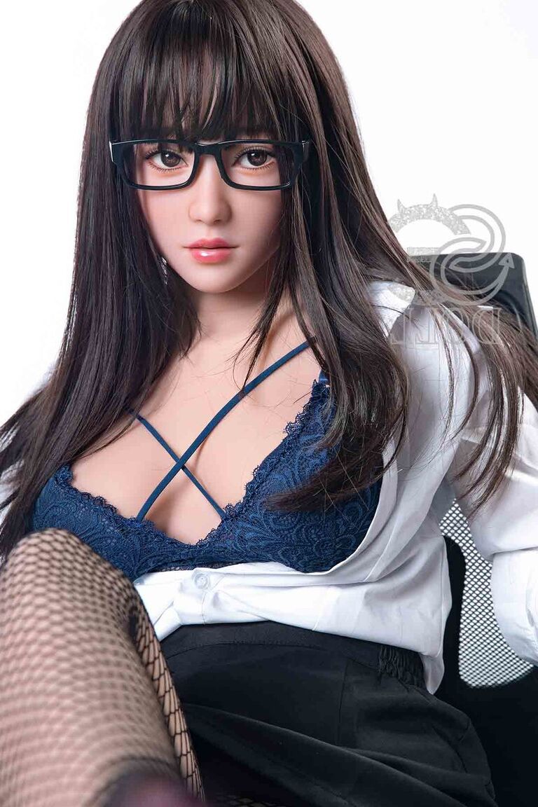 21P Boneca sexual geek Yasu tira a roupa no trabalho e mostra seus seios e buceta sem pelos