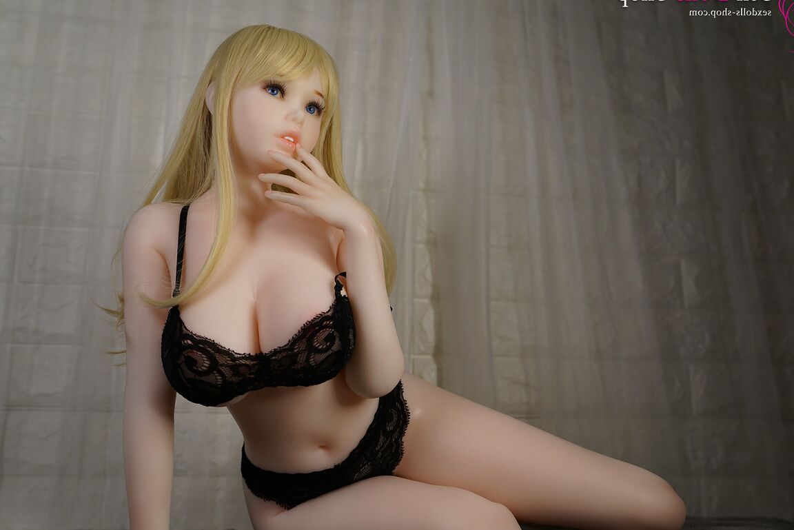 21P Boneca sexual de cabelos dourados Ariel expondo suas curvas
