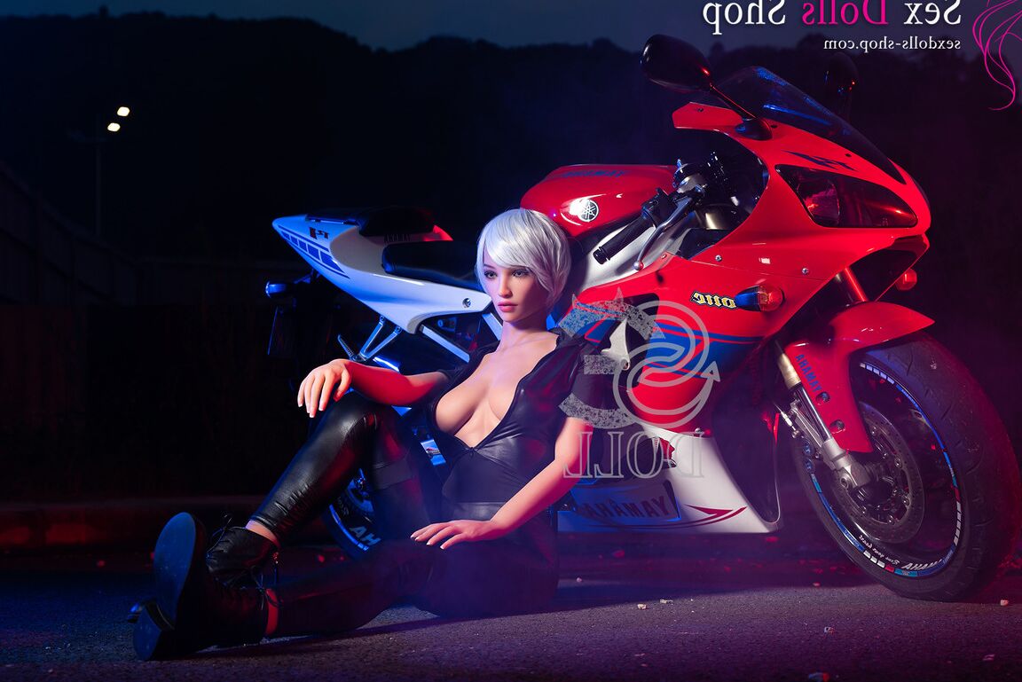 19P Linda boneca sexual expõe seus seios para provocar em uma roupa sexy de motociclista