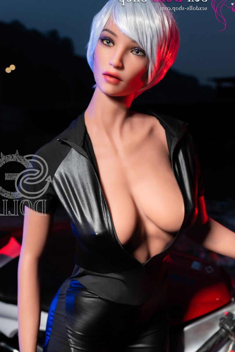 19P Linda boneca sexual expõe seus seios para provocar em uma roupa sexy de motociclista