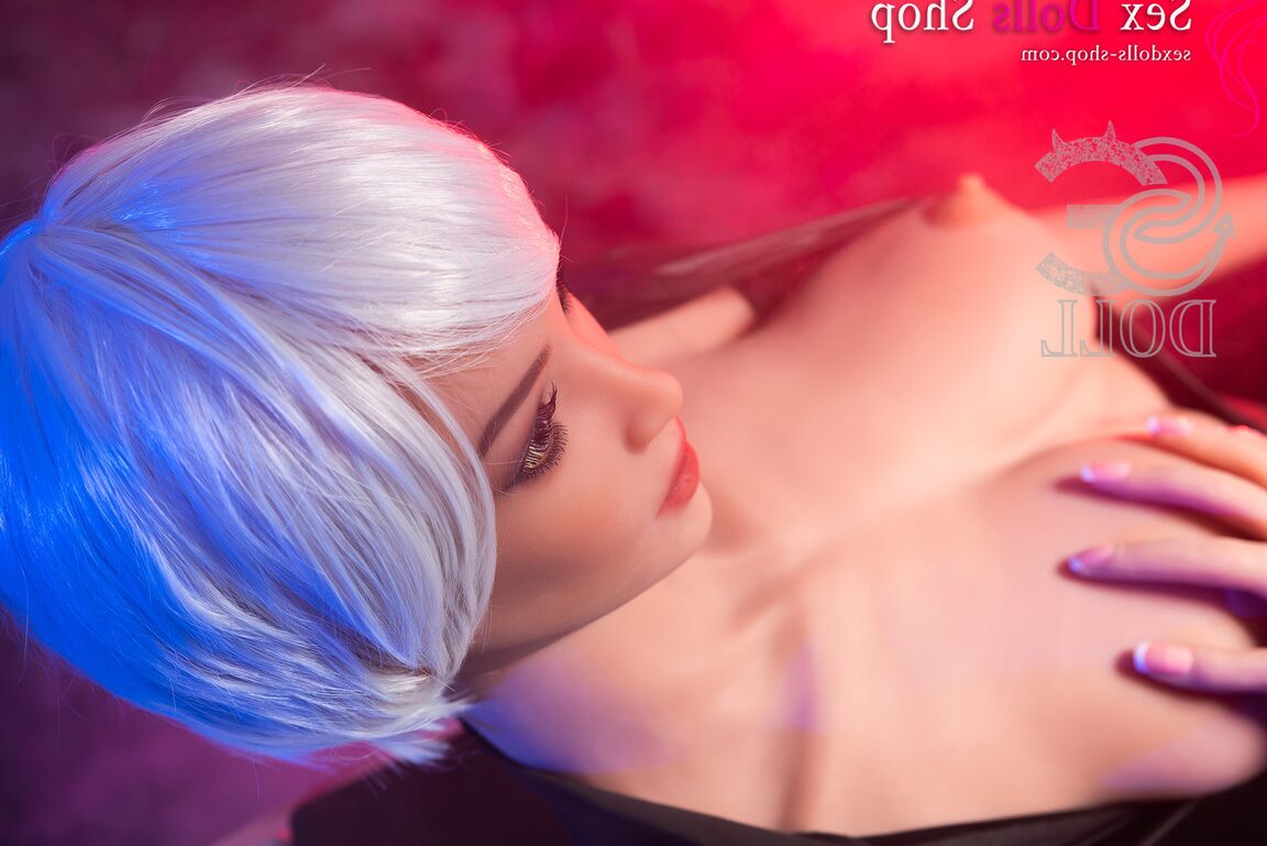 19P Linda boneca sexual expõe seus seios para provocar em uma roupa sexy de motociclista