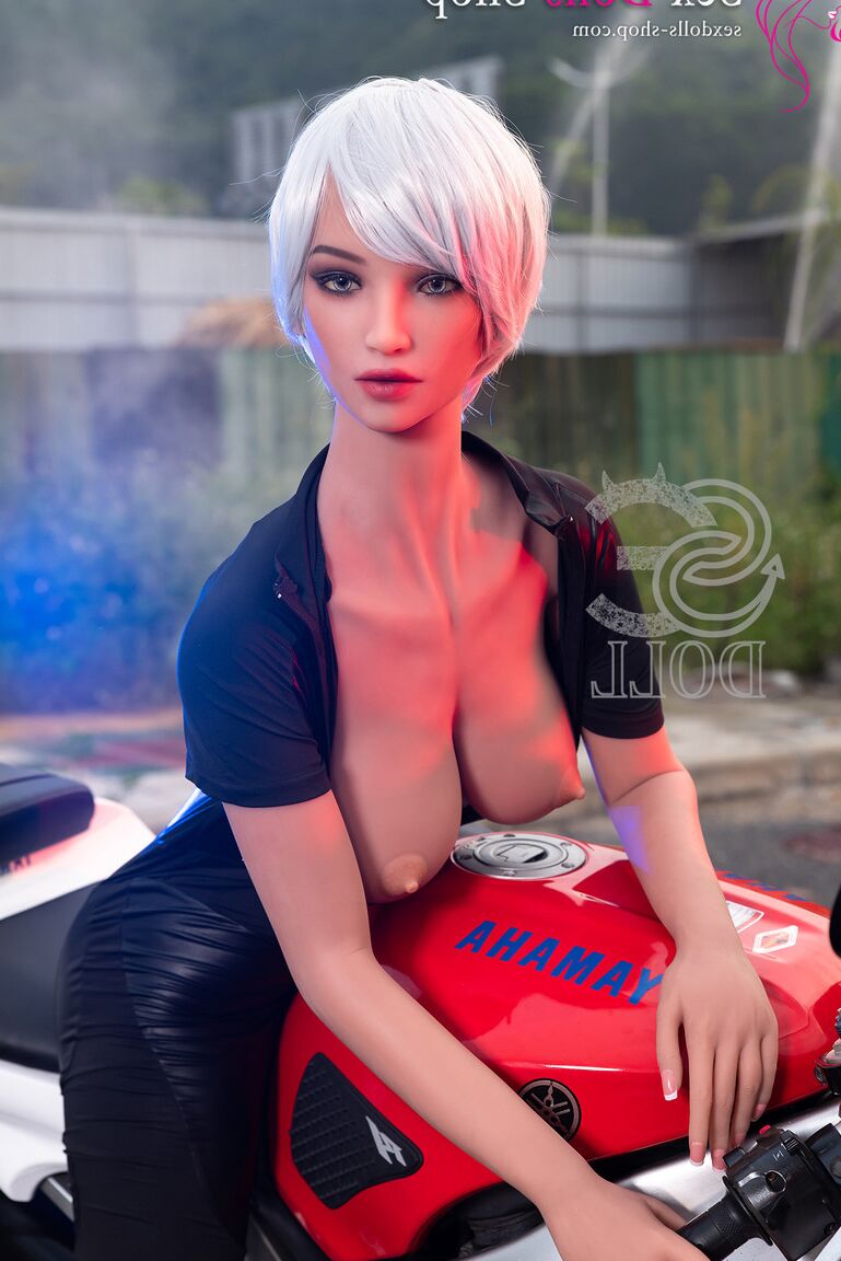 19P Linda boneca sexual expõe seus seios para provocar em uma roupa sexy de motociclista