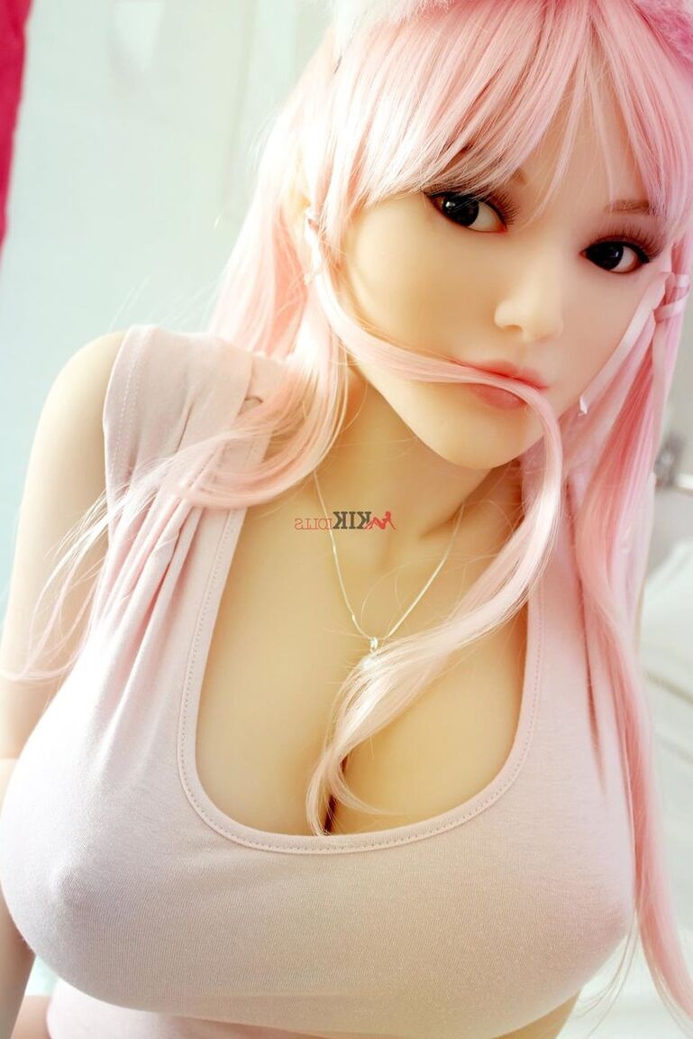 21P Boneca sexual de cabelo rosa Sayuri revela seus enormes juggs usando lingerie sexy