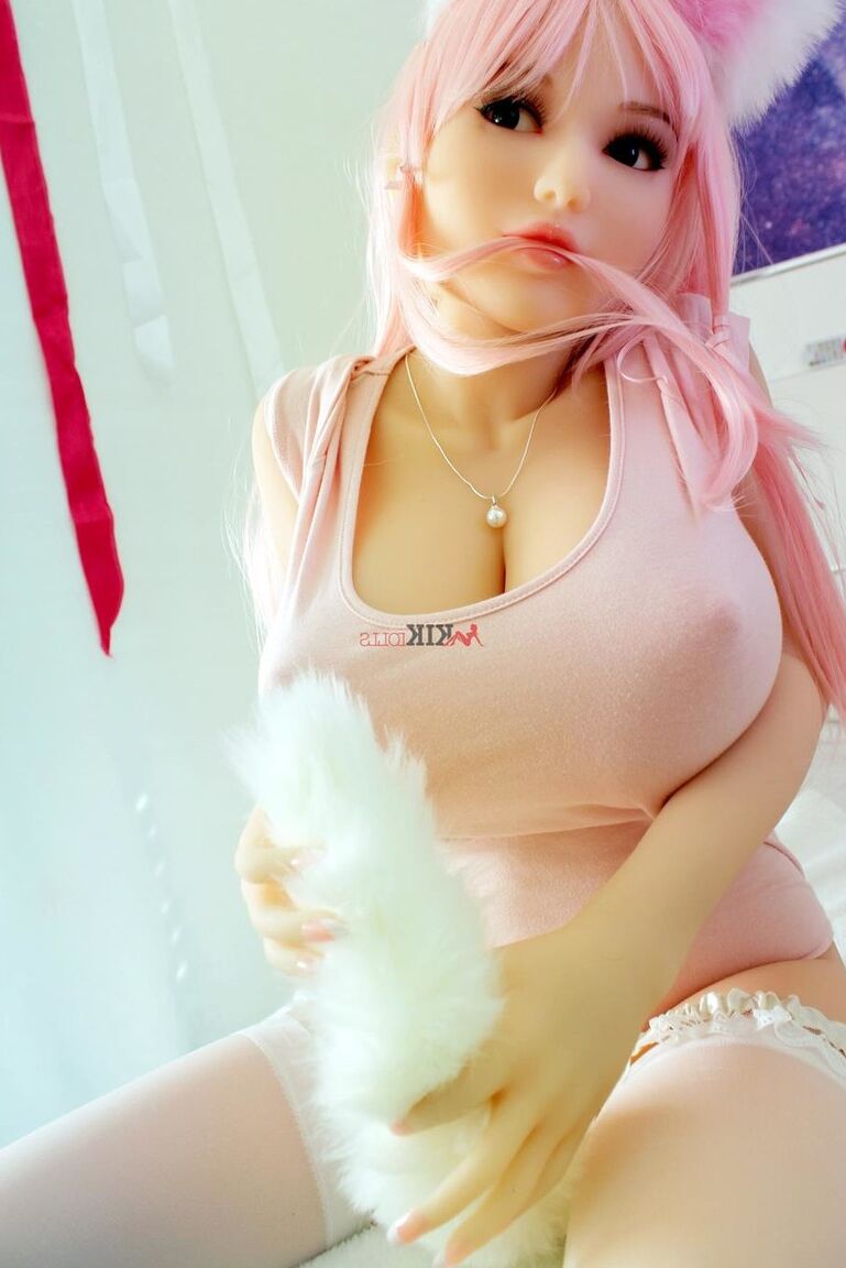 21P Boneca sexual de cabelo rosa Sayuri revela seus enormes juggs usando lingerie sexy