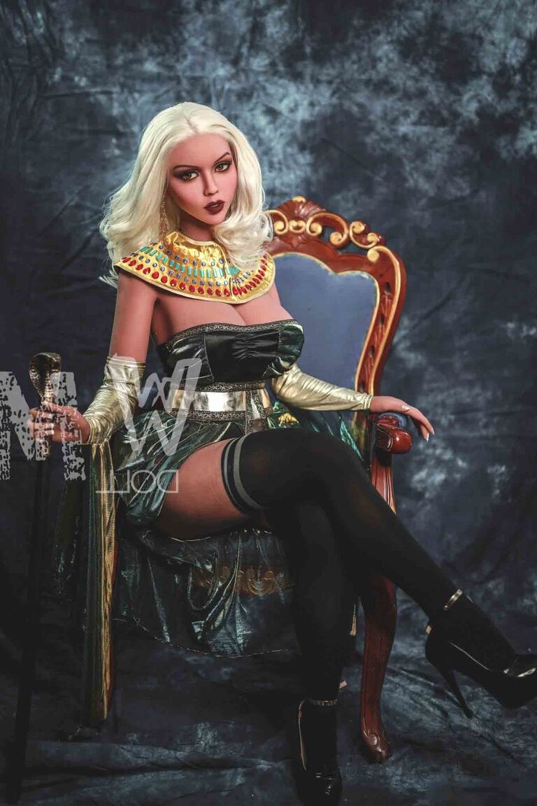 21P Heiße Queen-Sexpuppe Michelle zeigt ihren runden Hintern und ihre großen Brüste