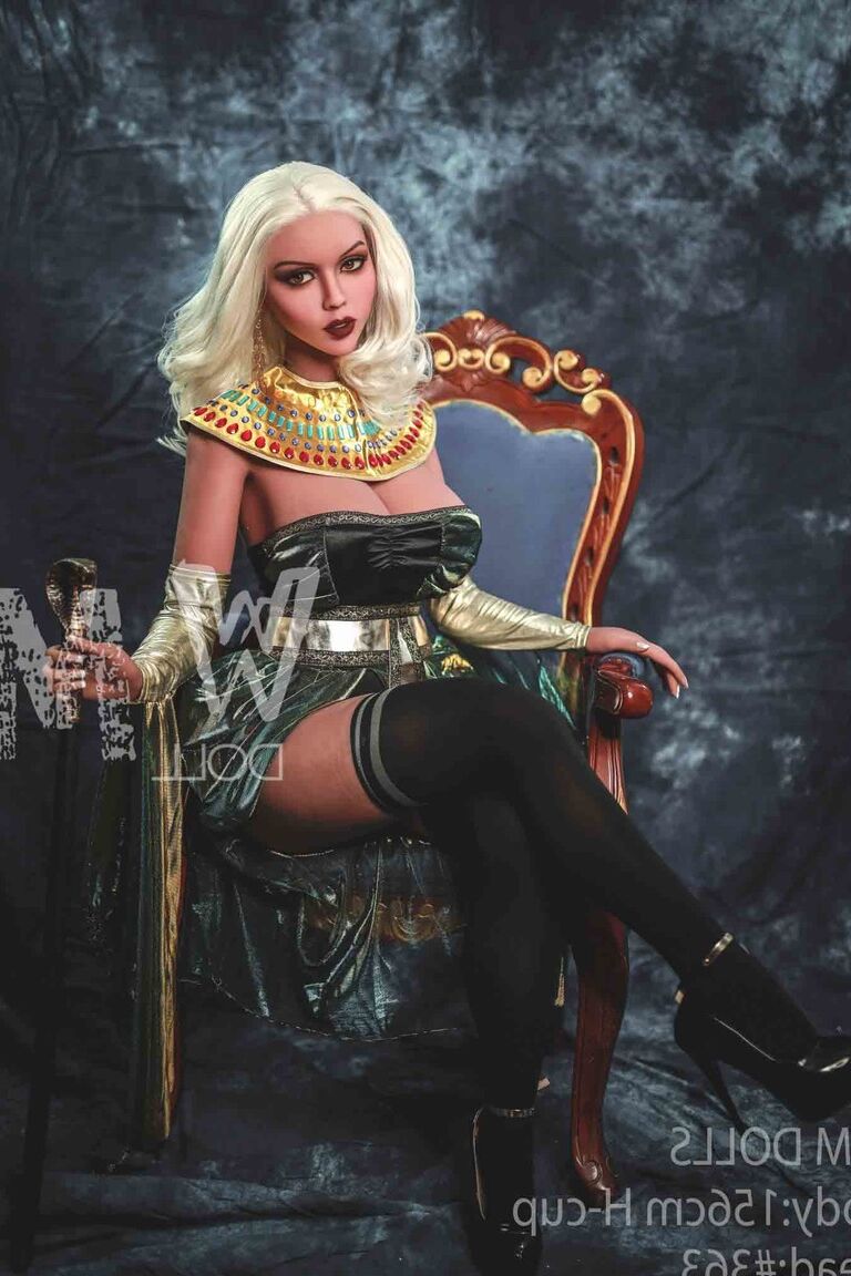 21P Heiße Queen-Sexpuppe Michelle zeigt ihren runden Hintern und ihre großen Brüste