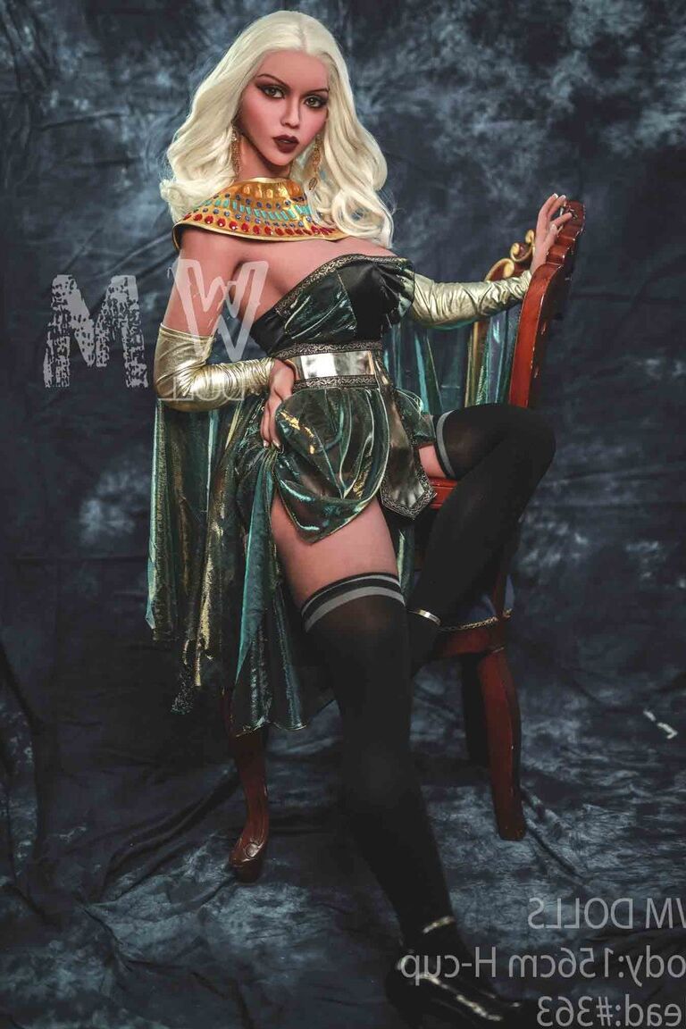 21P Heiße Queen-Sexpuppe Michelle zeigt ihren runden Hintern und ihre großen Brüste