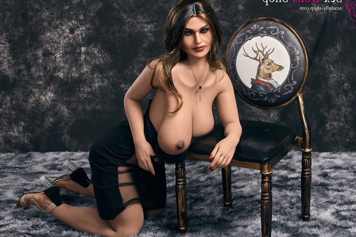 21P Boneca sexual curvilínea fumante Monica mostra seus enormes juggs em lingerie preta e nua