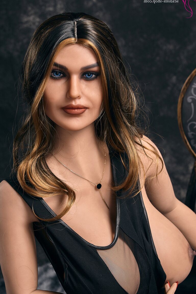 21P Boneca sexual curvilínea fumante Monica mostra seus enormes juggs em lingerie preta e nua