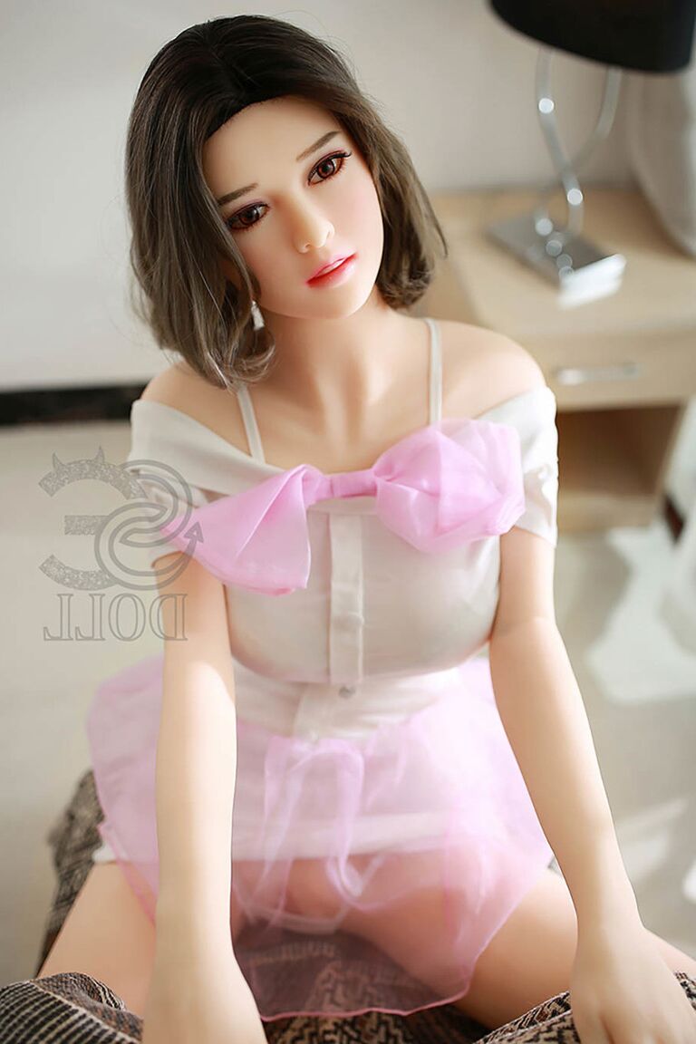 21P La bonita muñeca sexual Gwendolyn muestra sus fabulosos pechos grandes y su coño rosado