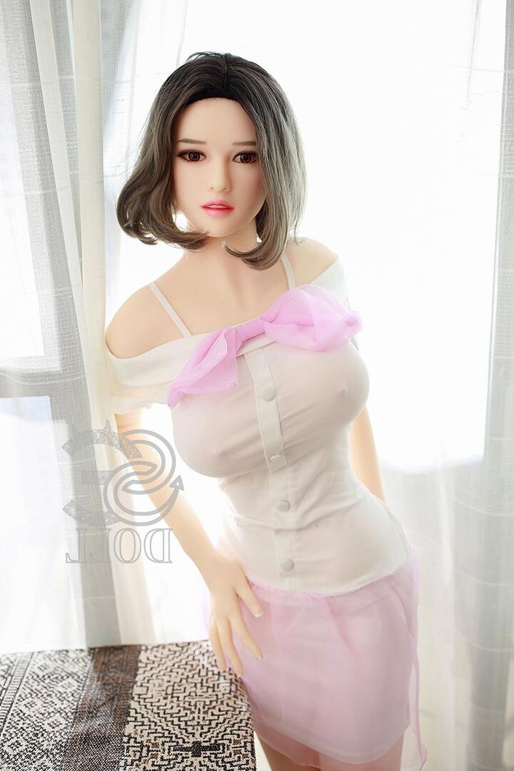 21P La bonita muñeca sexual Gwendolyn muestra sus fabulosos pechos grandes y su coño rosado