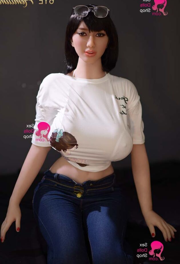 21P Boneca sexual morena Heidi mostra seu espólio, buracos fodíveis e peitos monstruosos