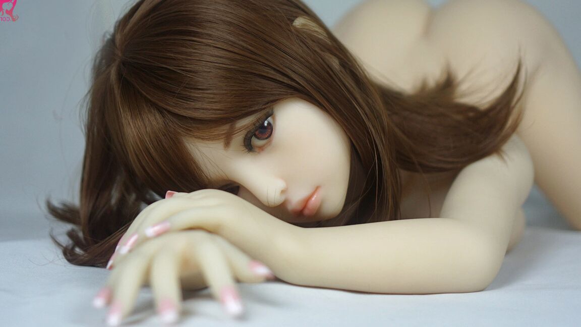 13P Boneca sexual Iris posando com roupas sexy e nua para mostrar seus peitos suculentos