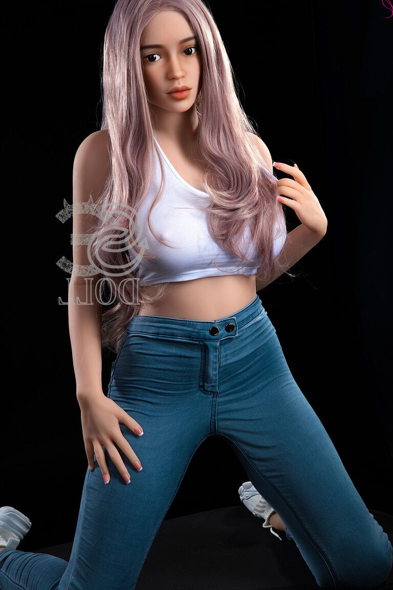 21P Boneca sexual gostosa fumante Beth tira sua camisa branca