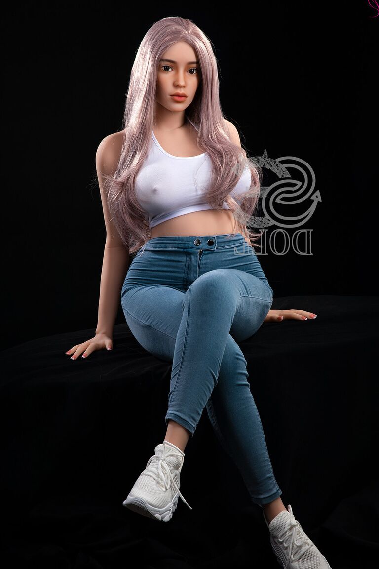 21P Boneca sexual gostosa fumante Beth tira sua camisa branca
