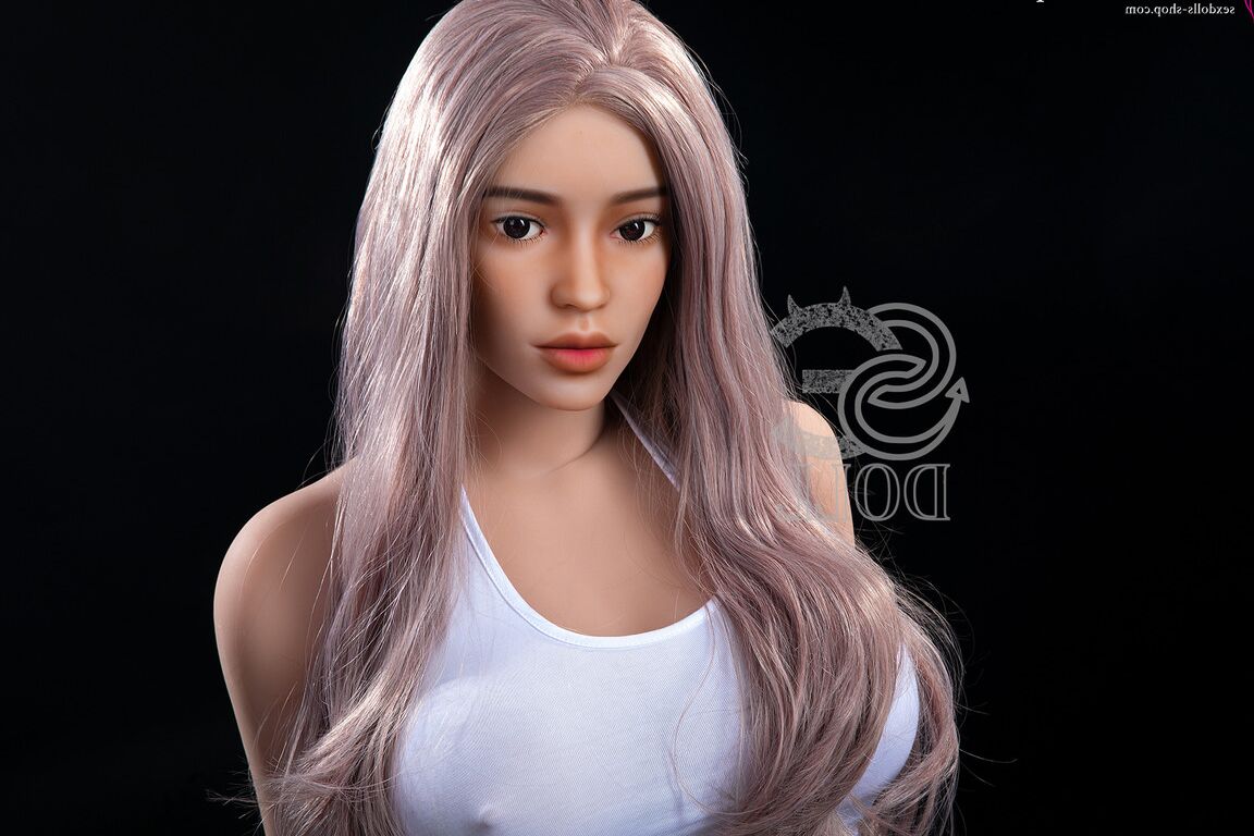 21P Boneca sexual gostosa fumante Beth tira sua camisa branca
