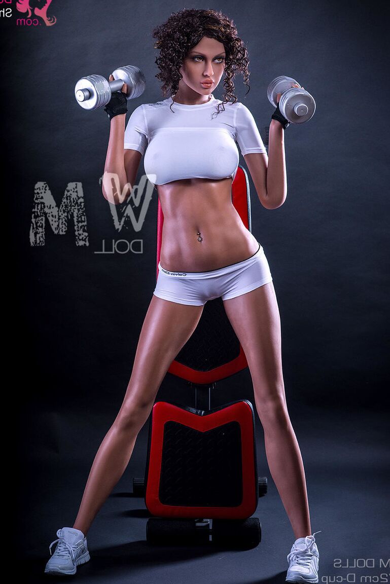 La muñeca sexual 21P Fit Kelsey muestra sus grandes tetas durante su intenso entrenamiento
