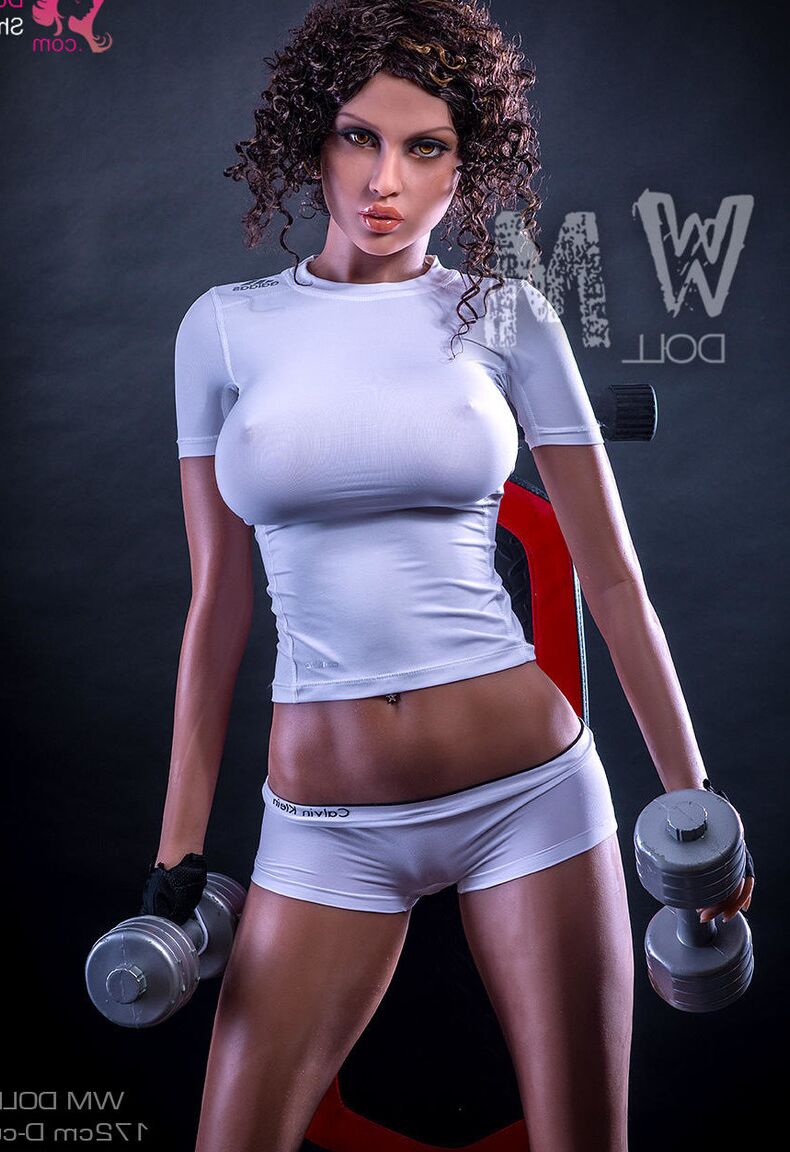 La muñeca sexual 21P Fit Kelsey muestra sus grandes tetas durante su intenso entrenamiento