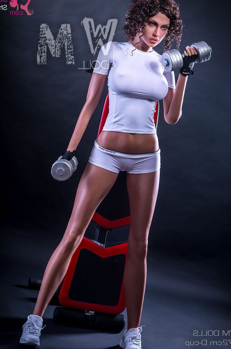 La muñeca sexual 21P Fit Kelsey muestra sus grandes tetas durante su intenso entrenamiento