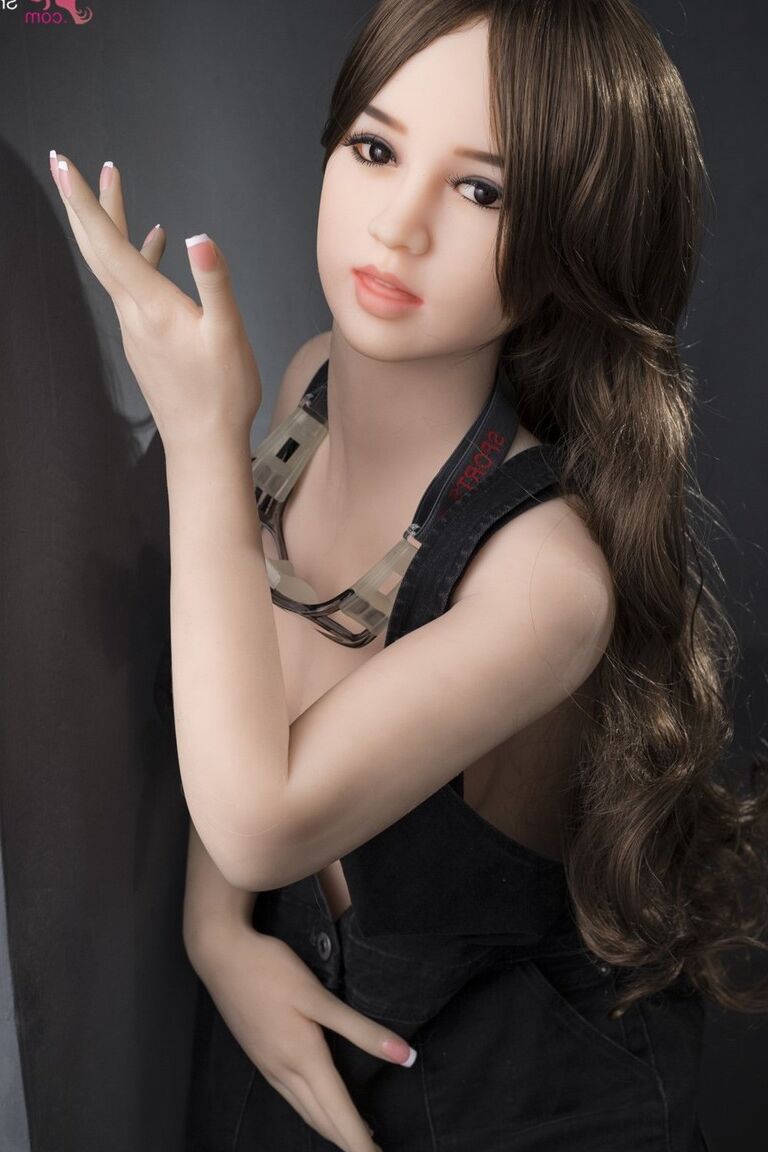 21P La muñeca sexual realista Elina se deja caer el mono