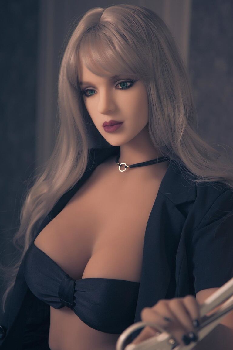 21P La deliciosa muñeca sexual Laureen se desnuda y muestra sus grandes tetas