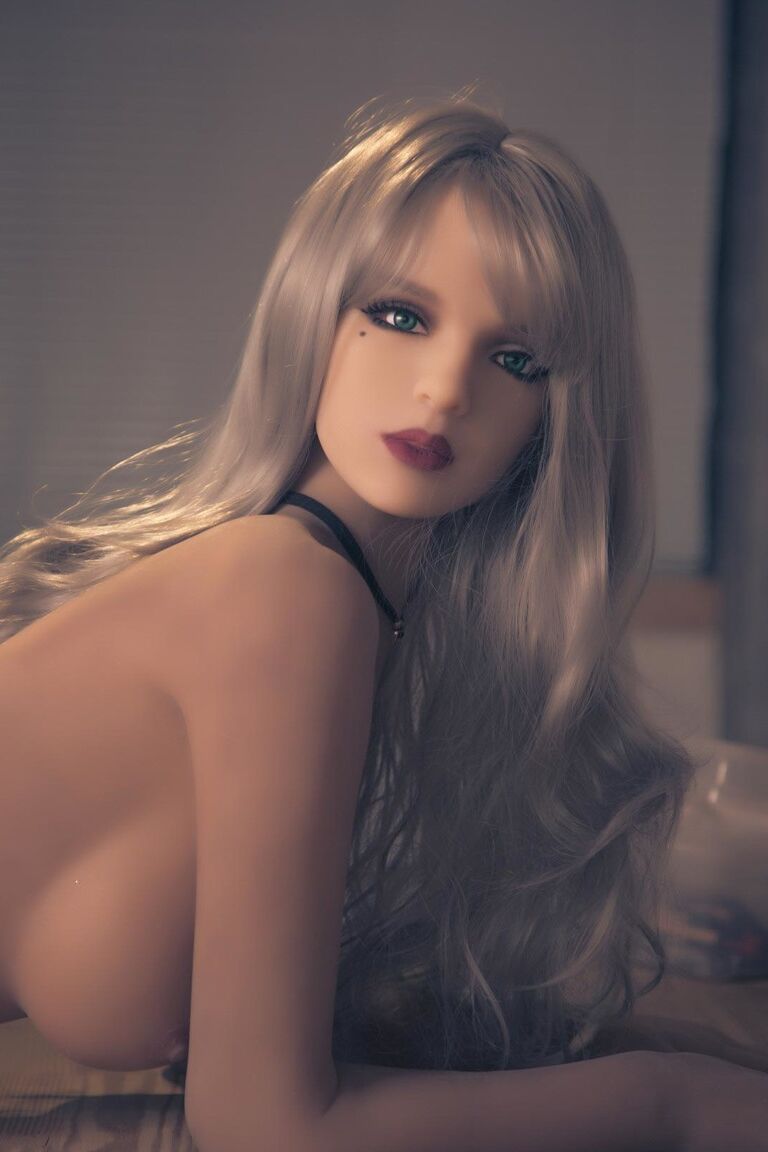 21P La deliciosa muñeca sexual Laureen se desnuda y muestra sus grandes tetas