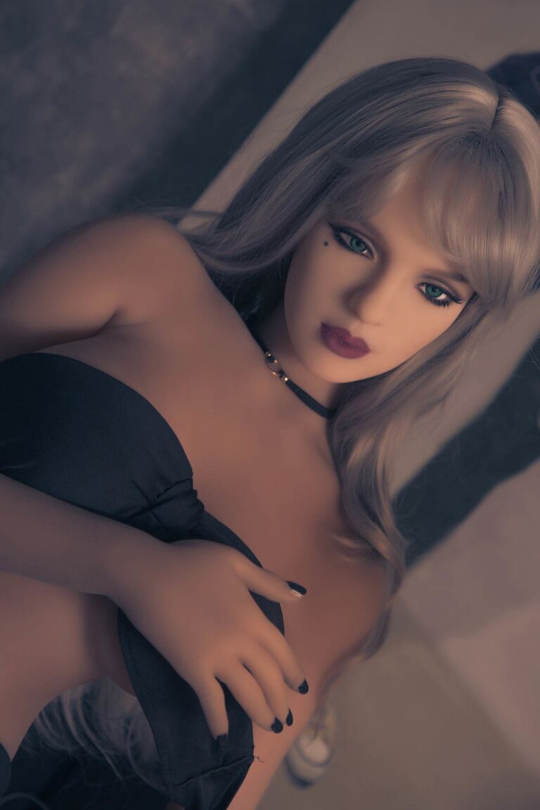 21P La deliciosa muñeca sexual Laureen se desnuda y muestra sus grandes tetas