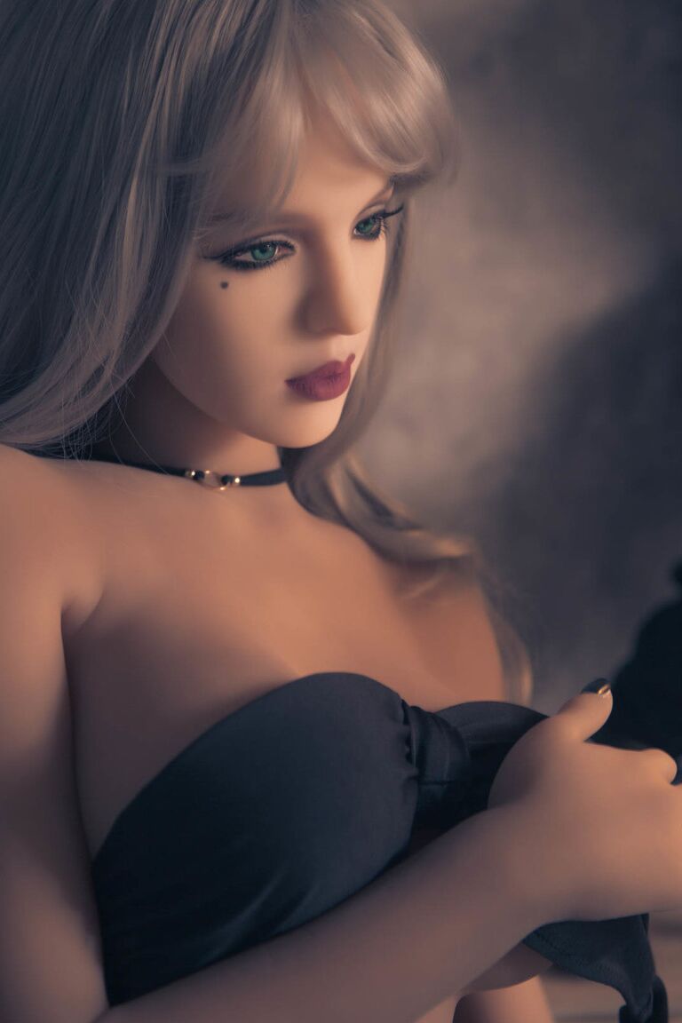 21P La deliciosa muñeca sexual Laureen se desnuda y muestra sus grandes tetas