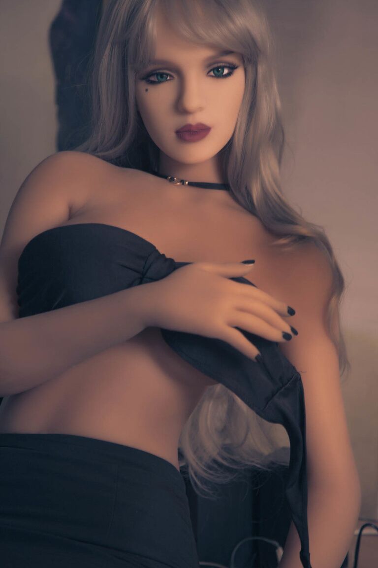 21P La deliciosa muñeca sexual Laureen se desnuda y muestra sus grandes tetas