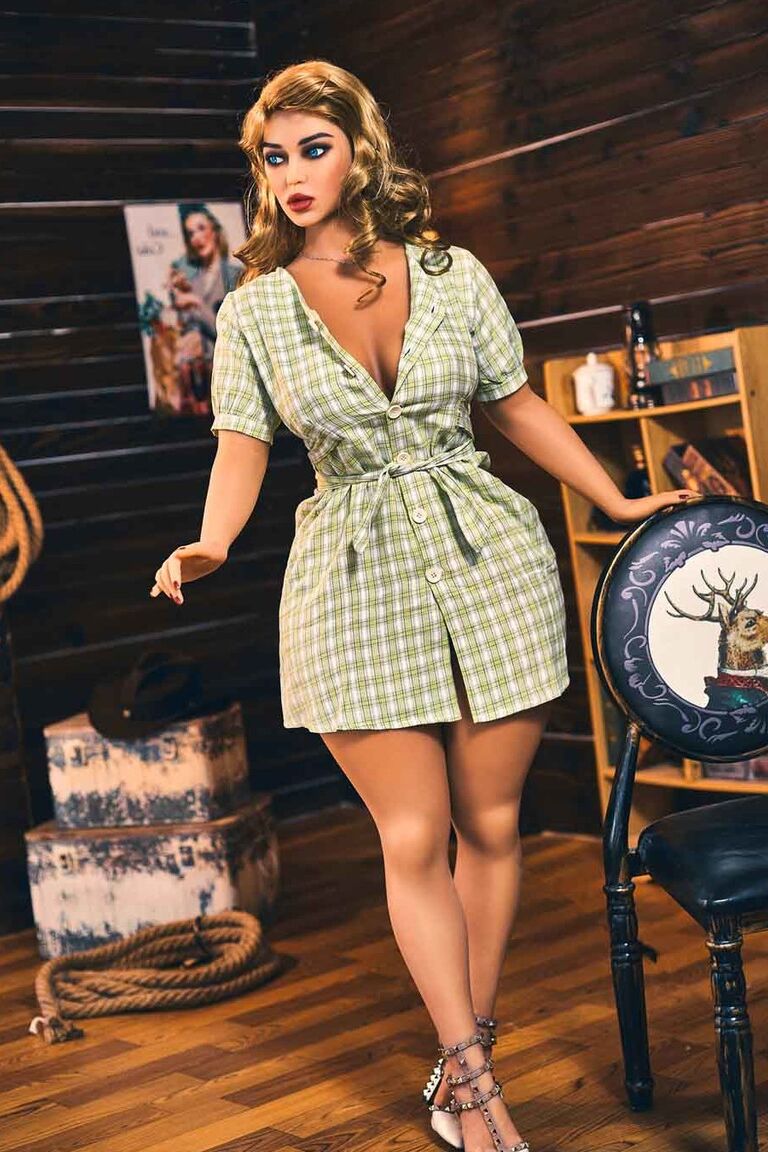 21P Glamourosa boneca sexual Heloise mostra seus seios gostosos e bunda cheia de bolhas